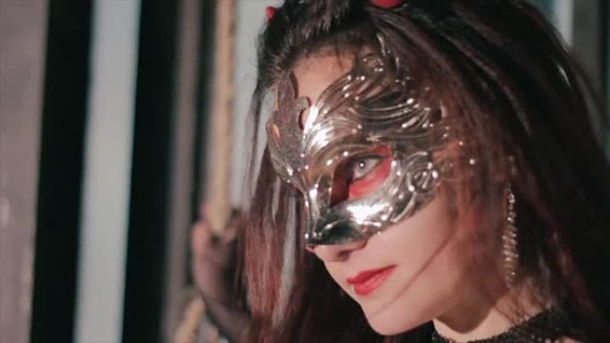 性感的女人在派对上戴着威尼斯化装舞会嘉年华面具。假日化妆和配件