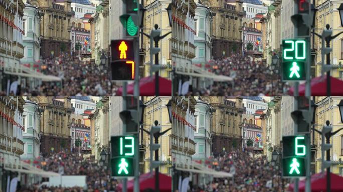 在城市的主要街道上，像大蚁丘一样，靠近行人十字路口的交通信号灯背景，带有行人标志。概念现代城市景观城