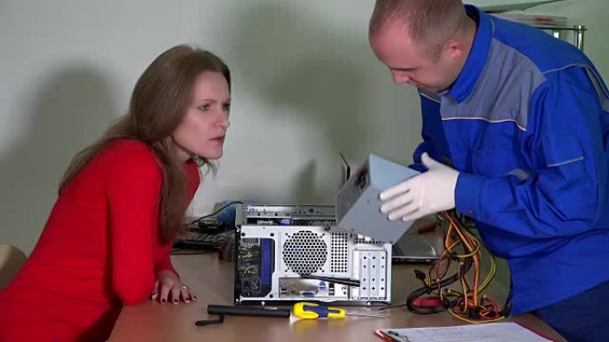 熟练的电脑修理工向客户女士咨询更换的零件