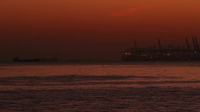 中国深圳-蛇口赤湾货运口岸夜间; 远射；