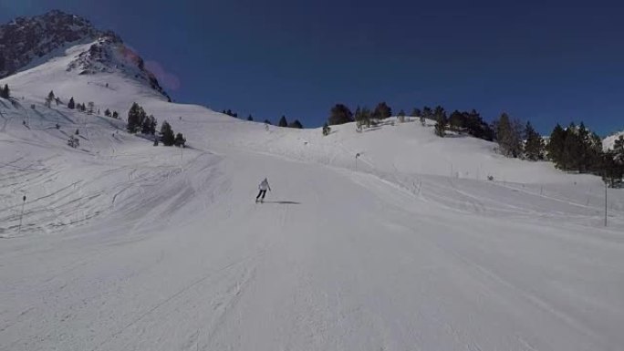 滑雪者接受gopro，转身滑雪老妇人。