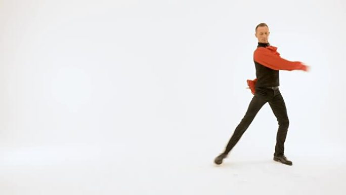 一个穿着黑色西装和红色衬衫的男人在白色背景上跳舞。
