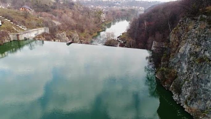 岩石的鸟瞰图。美丽的河流景观。