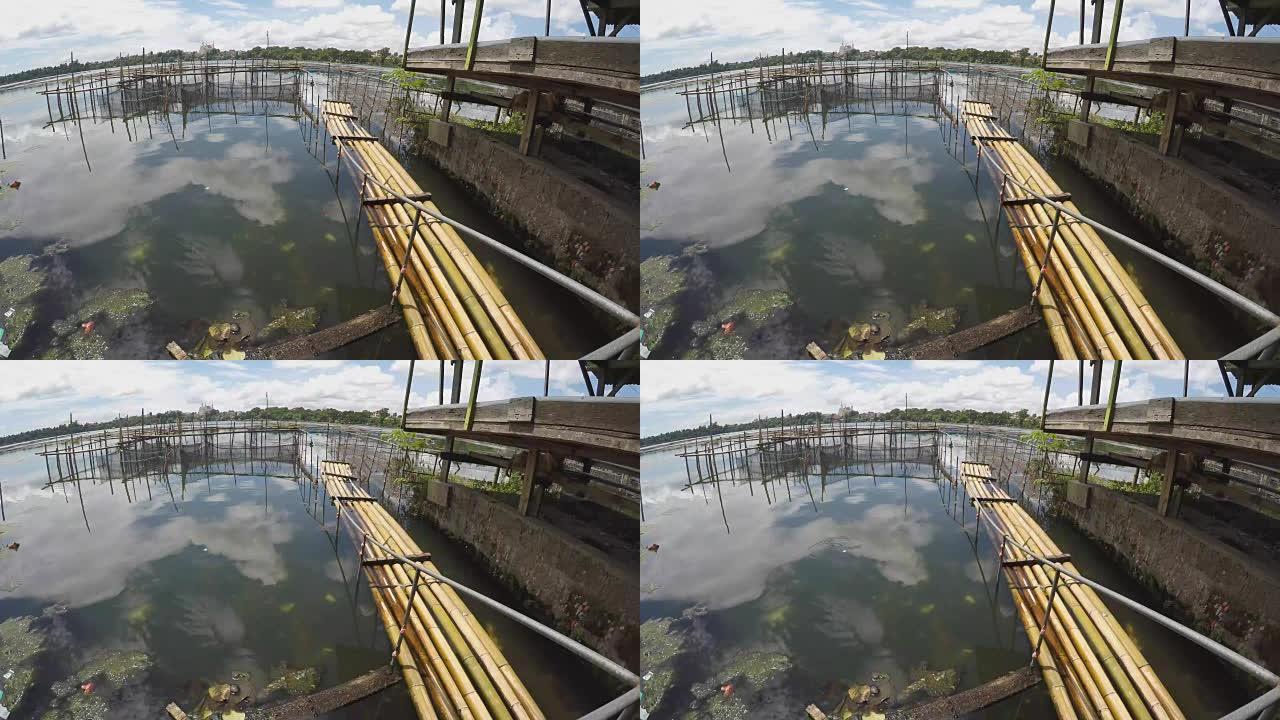 竹筏漂浮在污染的湖上