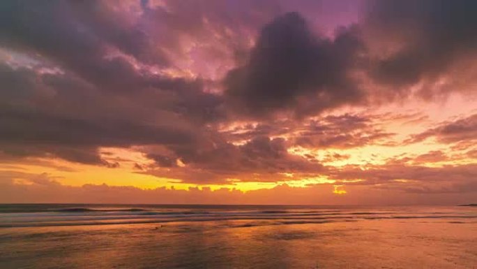 印度尼西亚努沙森宁安岛上的延时海日落日