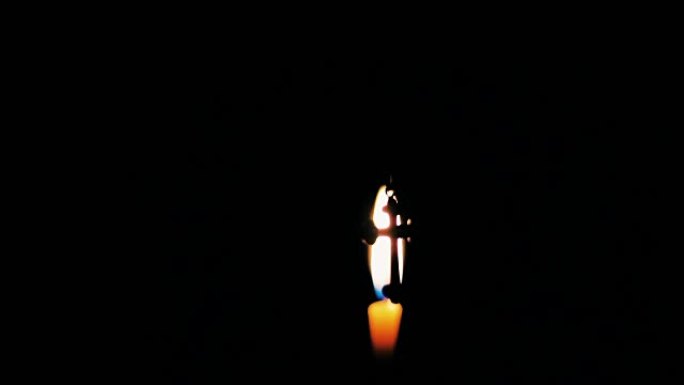十字架在教堂里燃烧的蜡烛的背景