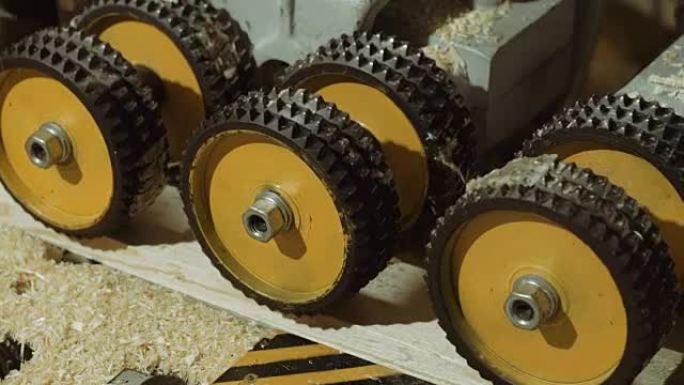 锯木厂的木板磨浆机滚轮