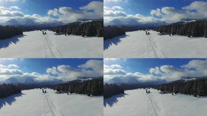 冬天高松高路的白雪皑皑的森林鸟瞰图。