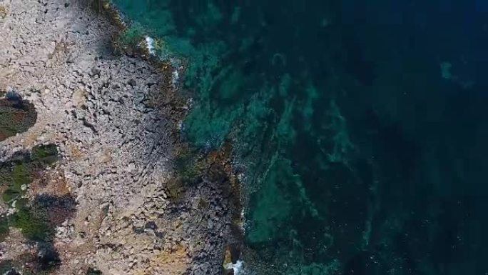 美丽陡峭的岩石海岸线，碧绿的海水，大悬崖海岸线的航拍画面。4k