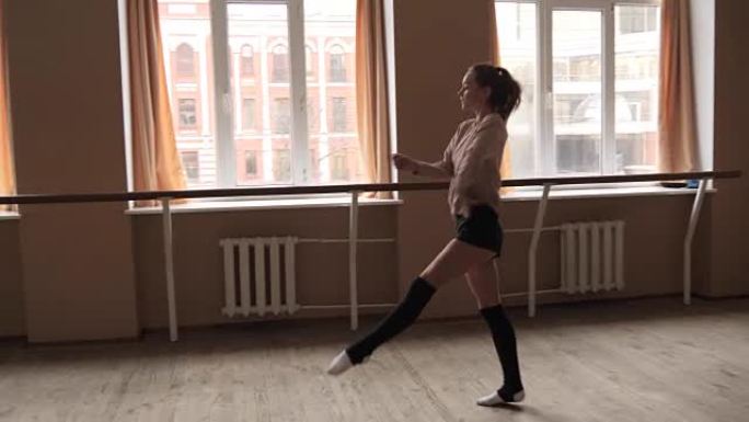 年轻灵活的女编舞在慢动作工作室练习当代舞蹈元素
