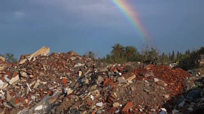 污染概念与垃圾场和美丽的彩虹在蓝天