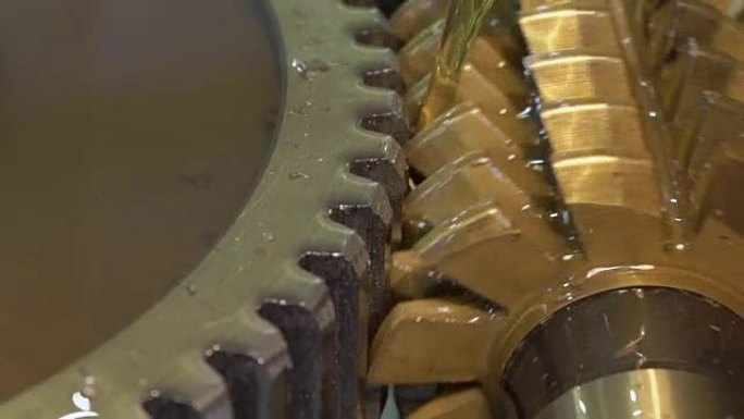 手表厂的专用机器上正在切割大的alluminium齿轮