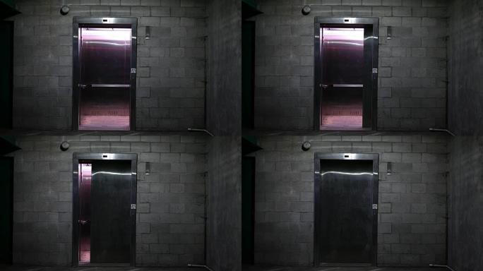 电梯门在黑暗停车场ALT的地下室地面关闭