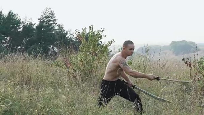 自由斗士在野外练剑。慢慢地