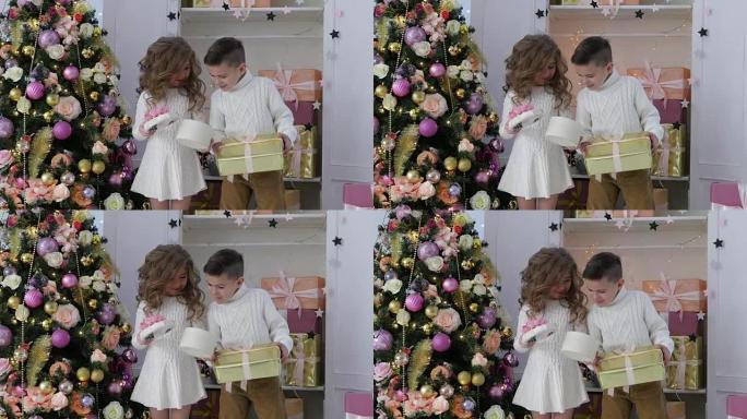 一个男孩和一个女孩互赠圣诞礼物新年直播室的兄妹