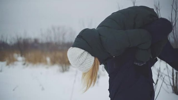 爱在雪地里玩耍的情侣。雪中的男人和女人