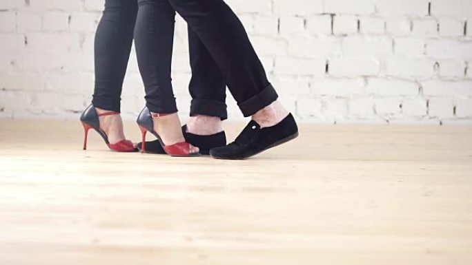 穿着时尚鞋的舞者脚-家庭夫妇在工作室里跳舞kizomba