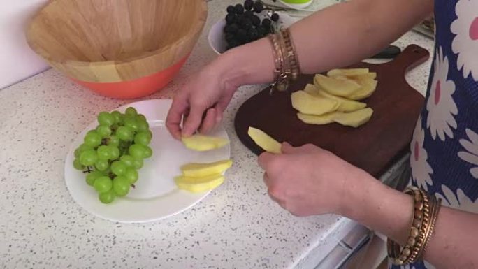女人把苹果丁香放在盘子里