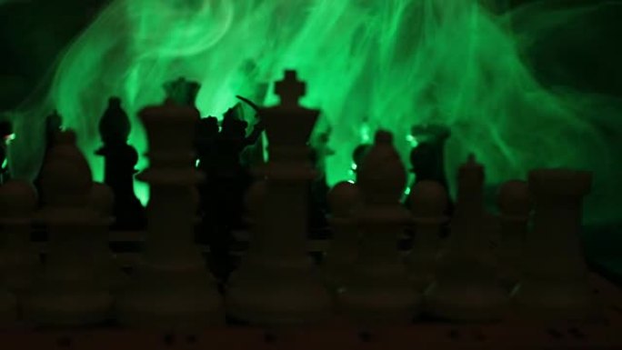 棋盘上有骑兵和步兵的中世纪战斗场景。棋盘游戏的经营理念和竞争战略理念。棋盘上的象棋人物在黑暗的背景上