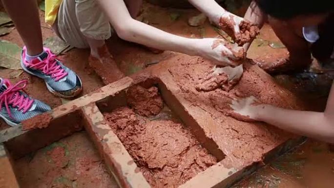 孩子们从传统的民间智慧中学习制砖。