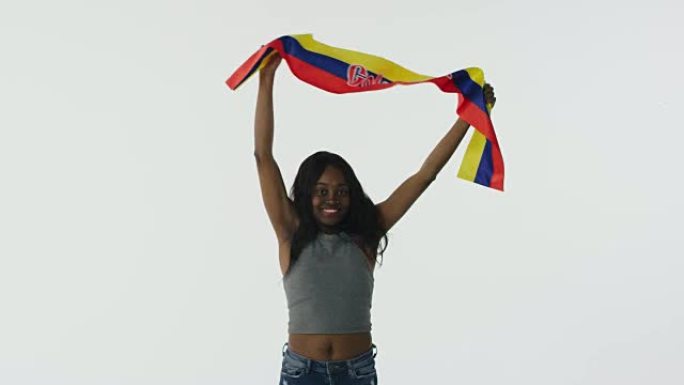 快乐的非裔美国人球迷高举哥伦比亚国旗庆祝