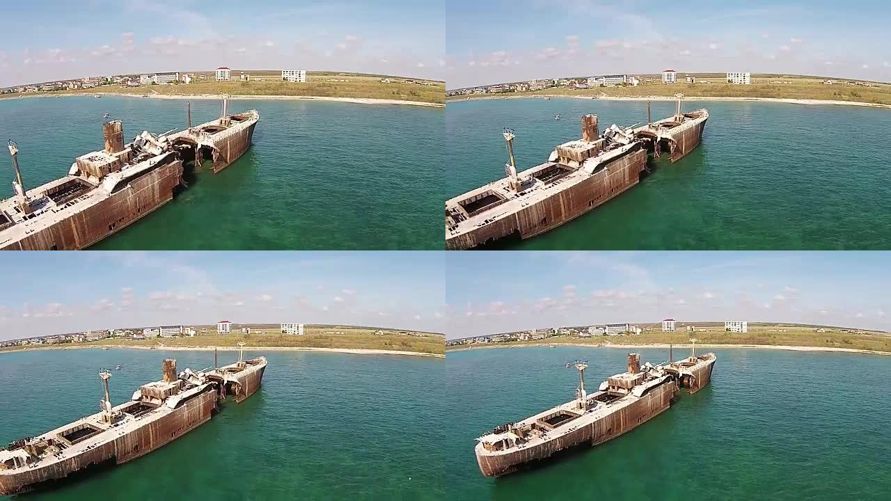 沿海难Evangelia的无人机镜头，显示了上层甲板的高级结构损坏，该船一分二，滞留在罗马尼亚黑海沿