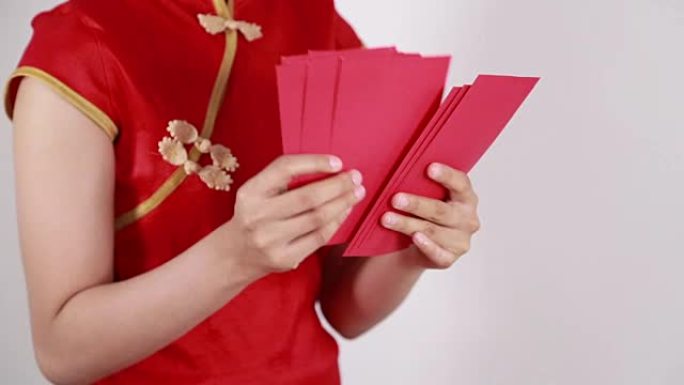 春节快乐概念中的手数红包