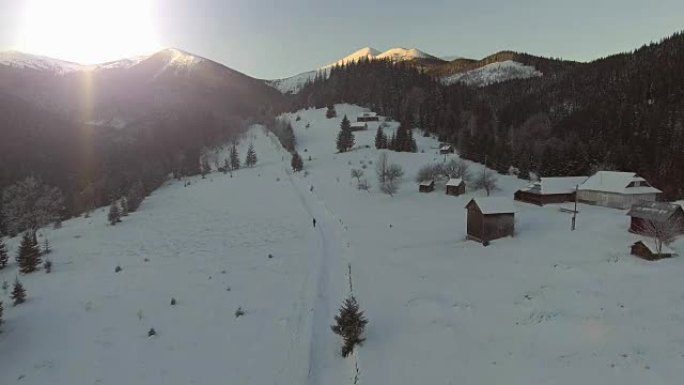 飞越雪地冬季景观。空中