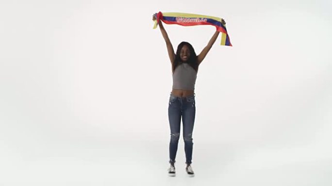 哥伦比亚非裔美国人用哥伦比亚国旗庆祝进球