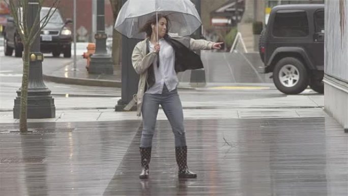 年轻美丽的拉丁女子在城市里一边听音乐一边打着伞跳舞