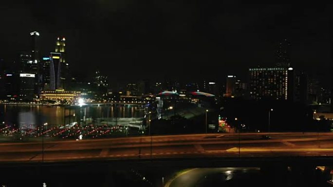 空中拍摄了本杰明·谢尔斯大桥和新加坡滨海湾地区的黄昏。从无人机上看。1920x1080