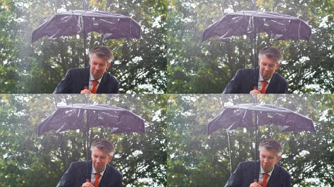 商人在雨中躲在破雨伞下