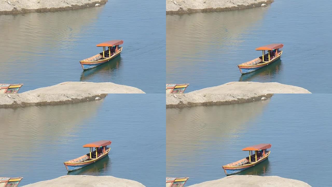菲律宾伊富高马加特河-4月-2015年4月3日: 夏季船只驶向马加特湖上的岛屿码头