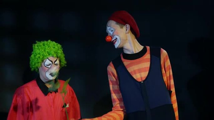 两个小丑正在表演滑稽表演