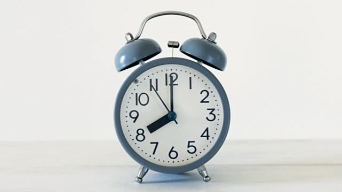 白色桌子上的传统闹钟，具有下午8点唤醒的时间设置，时间运行概念，4K Dci分辨率