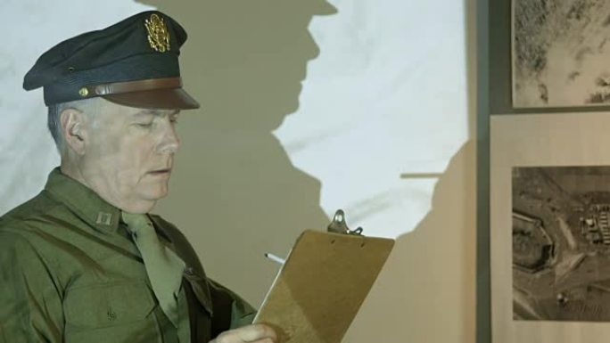 第二次世界大战陆军航空兵上尉在剪贴板上写笔记并思考