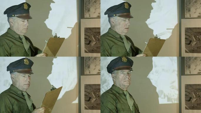第二次世界大战陆军航空兵上尉在剪贴板上写笔记并思考