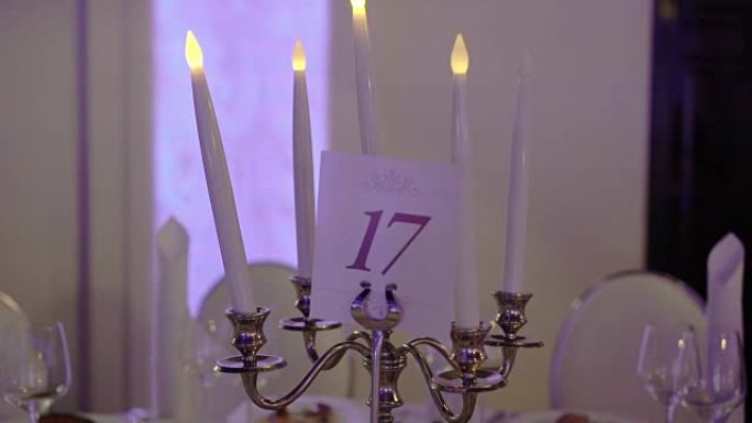 餐厅餐桌上的蜡烛和食物