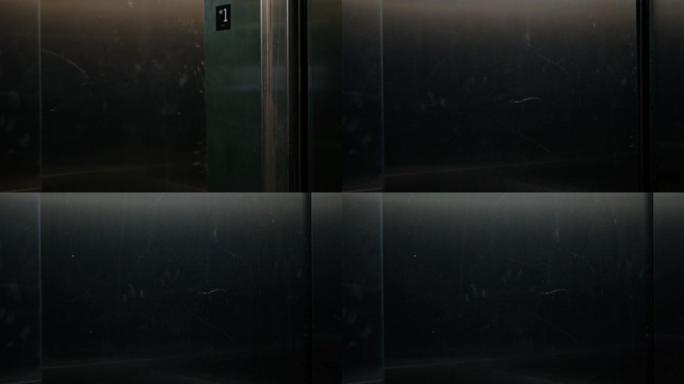 电梯门在黑暗停车场ALT2的地下室地面关闭