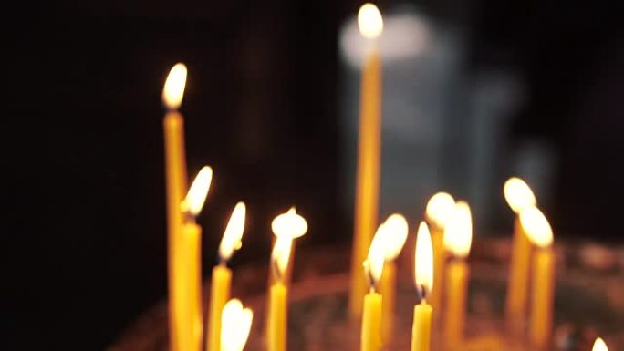 教堂中的许多蜡烛