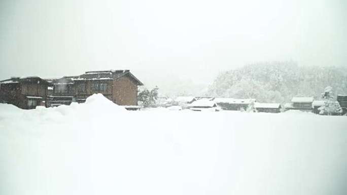 平移: 雪strom覆盖了Shirakawago村