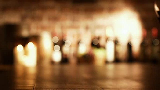 酒窖里有葡萄酒专家