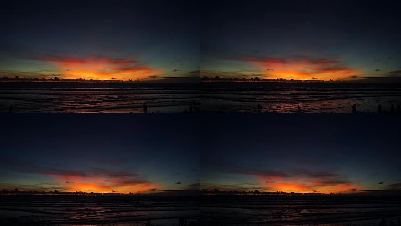 延时: 巴厘岛海滩上五颜六色的日落