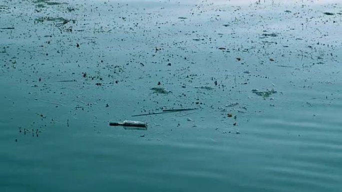 垃圾漂浮在肮脏的污水，肮脏的海洋和游泳池中