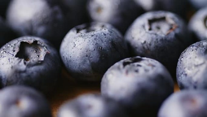 新鲜采摘的蓝莓水滴特写镜头