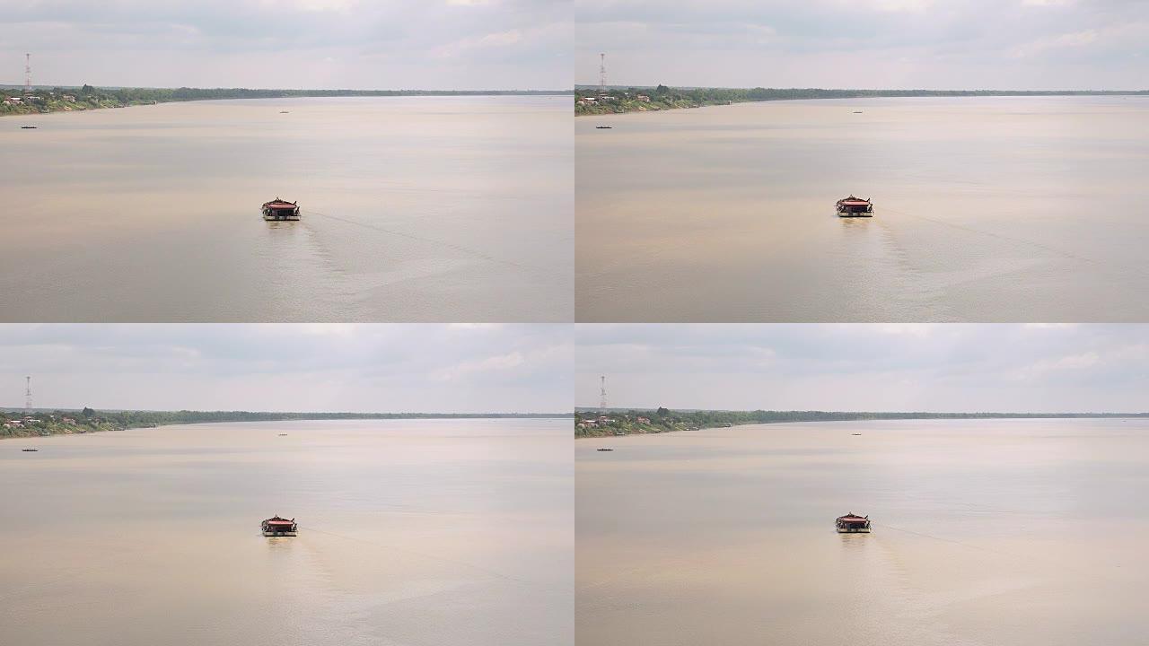 在河上运输疏浚沙子的驳船的距离后视图