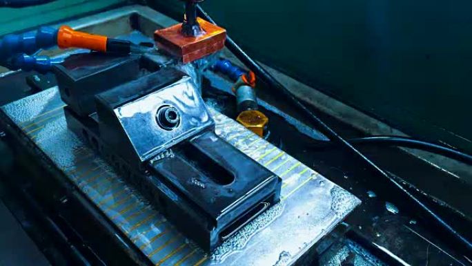 工业和金属加工概念的全高清视频来自电焊工具与水冷系统的工作