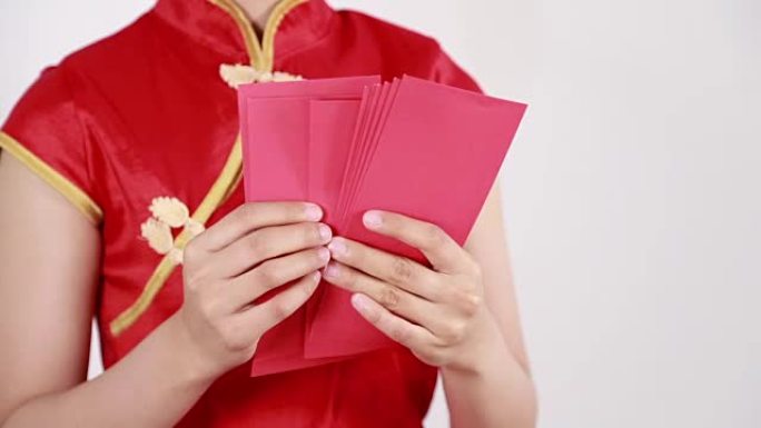 春节快乐概念中的手数红包