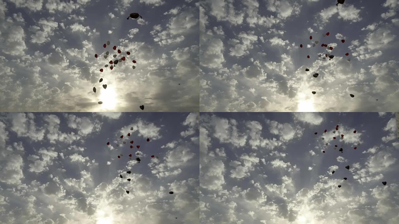 在户外婚礼当天，许多气球飞上天空