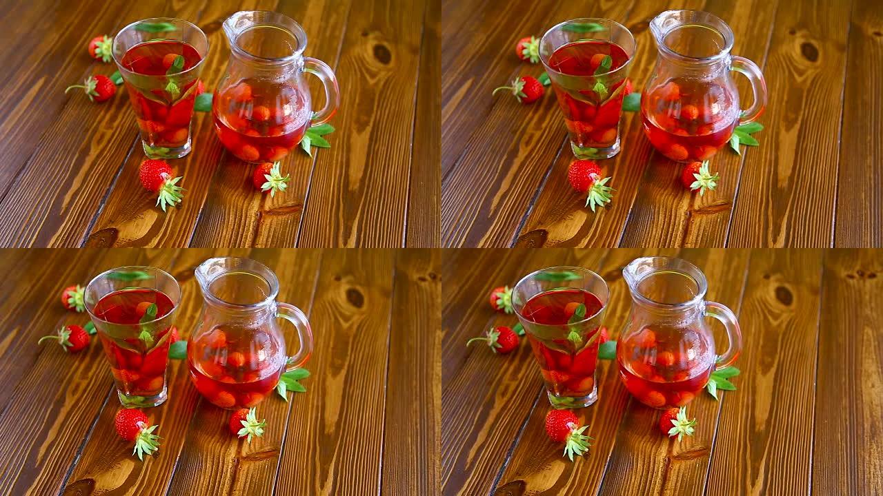 玻璃倾水器中的成熟红色草莓的甜蜜饯